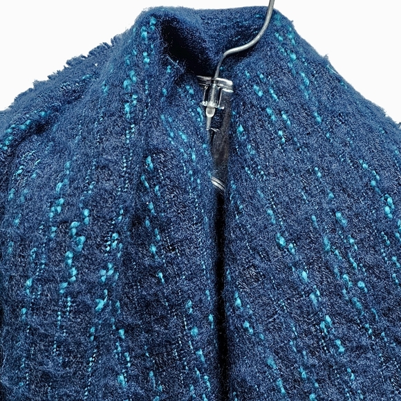 Vince Camuto Women’s Scarf Soft & Warm 52" x 48" Blue & Teal – NWT $38 Retail - Picture 4 of 9